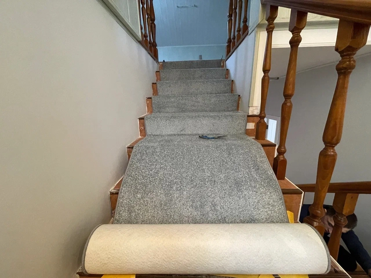 Оверлок и укладка ковролина в коттедже 6