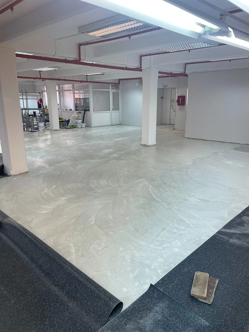 Укладка линолеума  в холодильнике меховых изделий 8