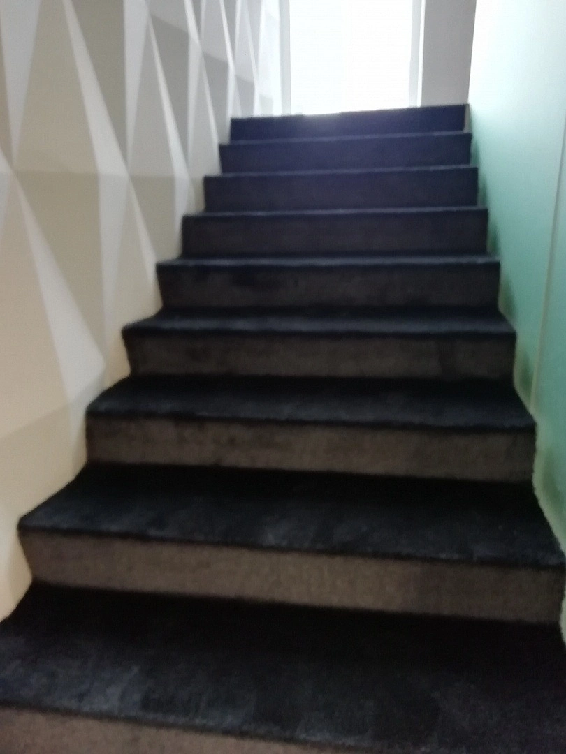 Укладка ковролина в коттедже 7