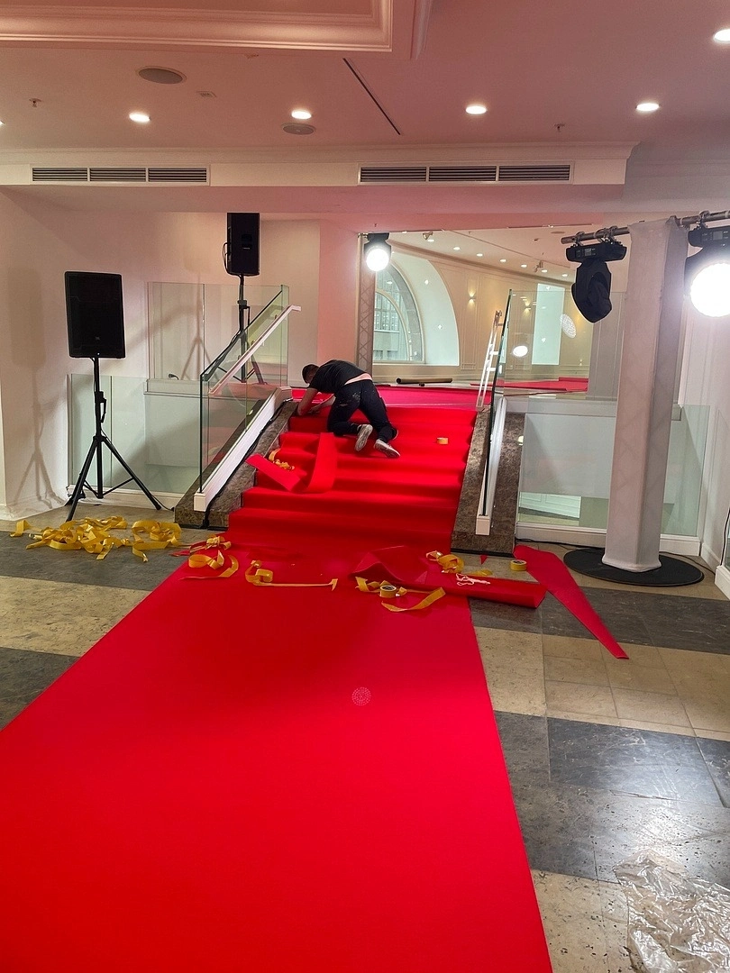 Укладка дорожки в модельном агентстве 4