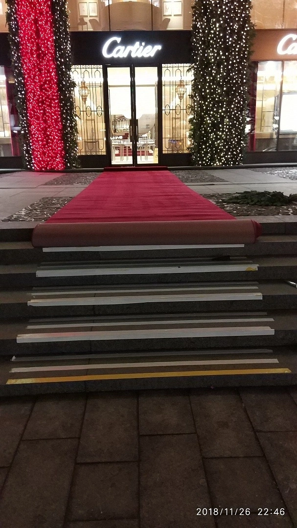 Укладка дорожки  у магазина Cartier 4