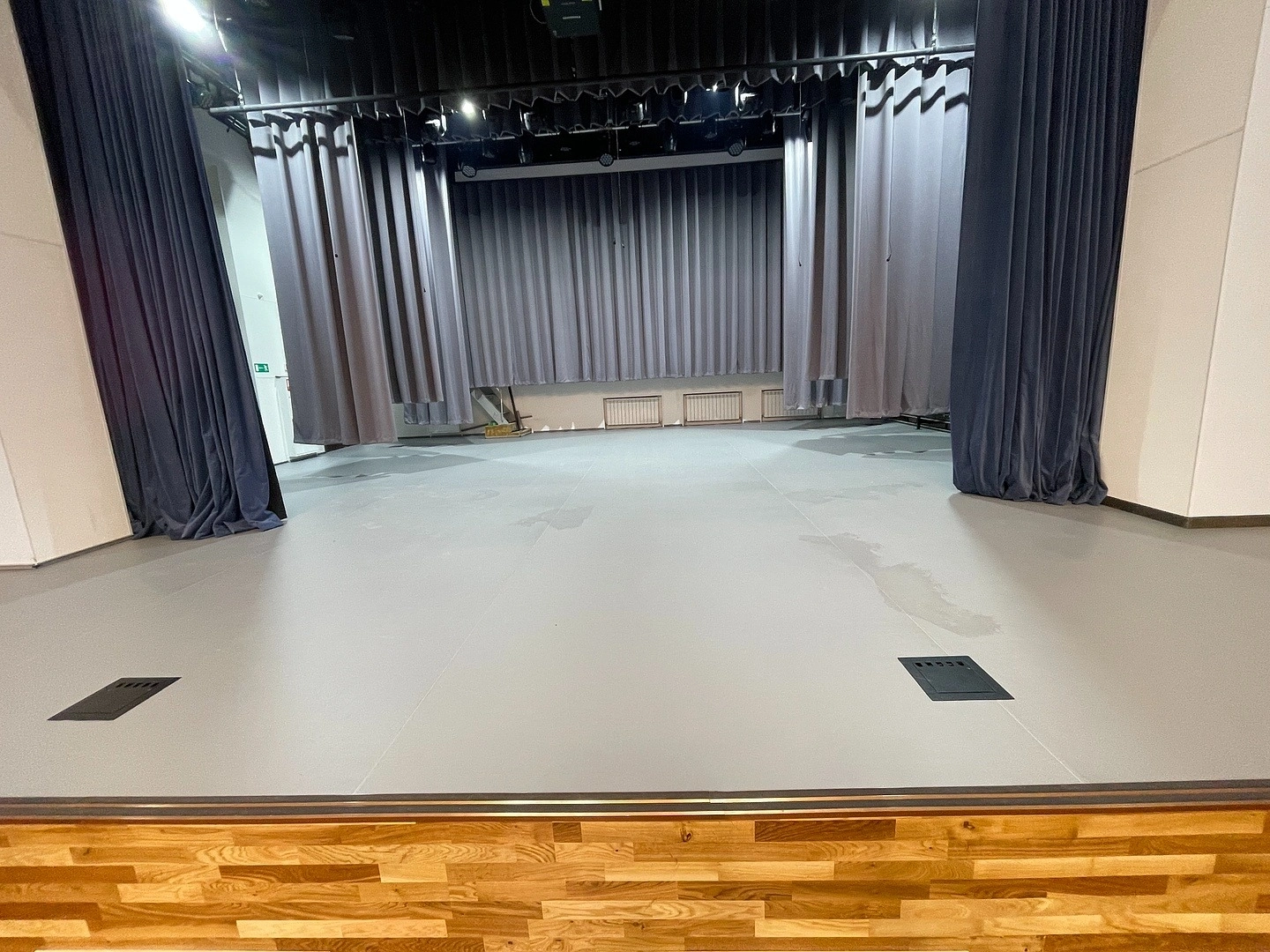 Укладка линолеума в музыкальном театре 6