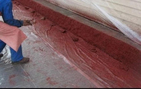 Укладка резиновой крошки на вертикальную поверхность