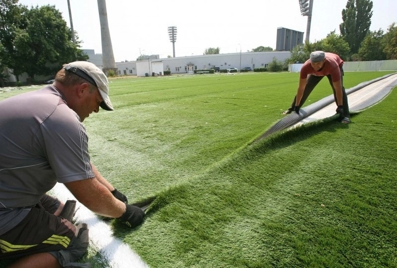Укладка искусственного газона для футбольного поля