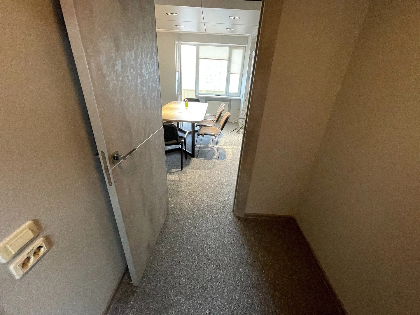 Укладка ковролина  в бизнес-центре 9