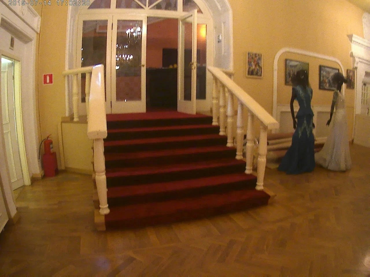 Укладка дорожки в ресторане 