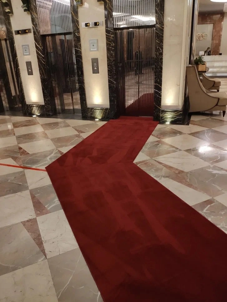 Укладка дорожки в гостинице Continental 5*  4