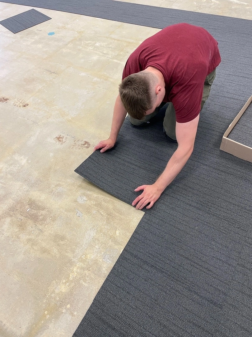 Укладка ковровой плитки в инновационном центре 