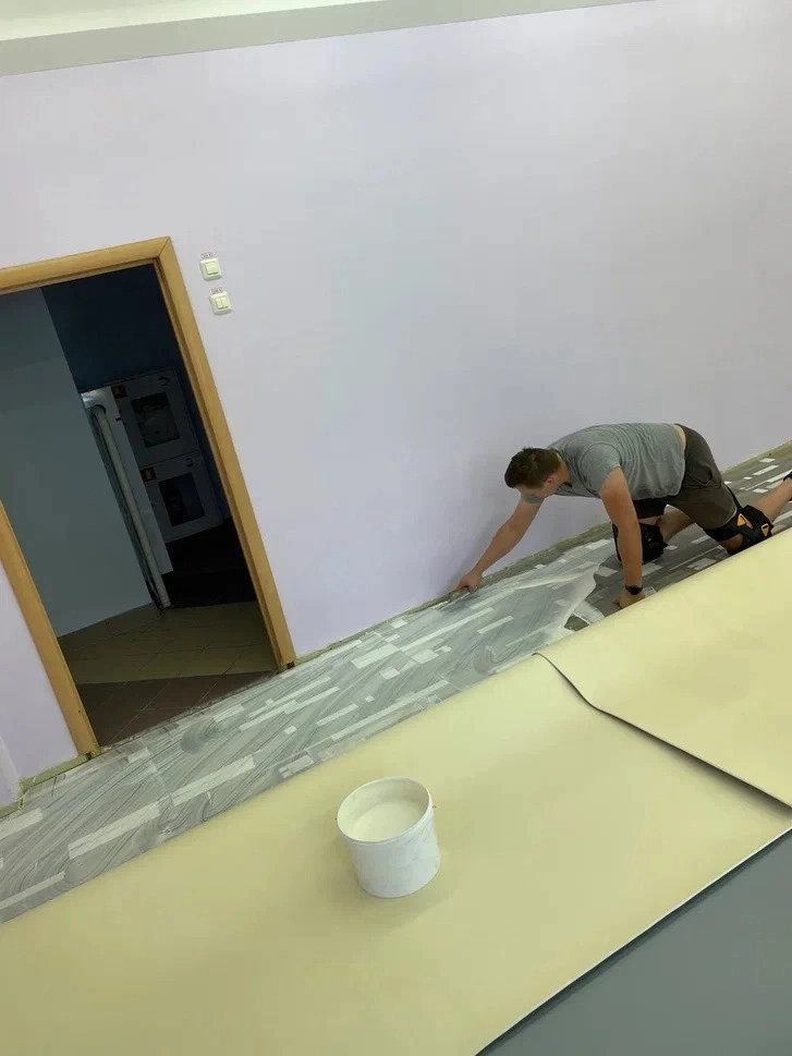 Укладка линолеума в МОУ школа имени А. П. Чехова 2