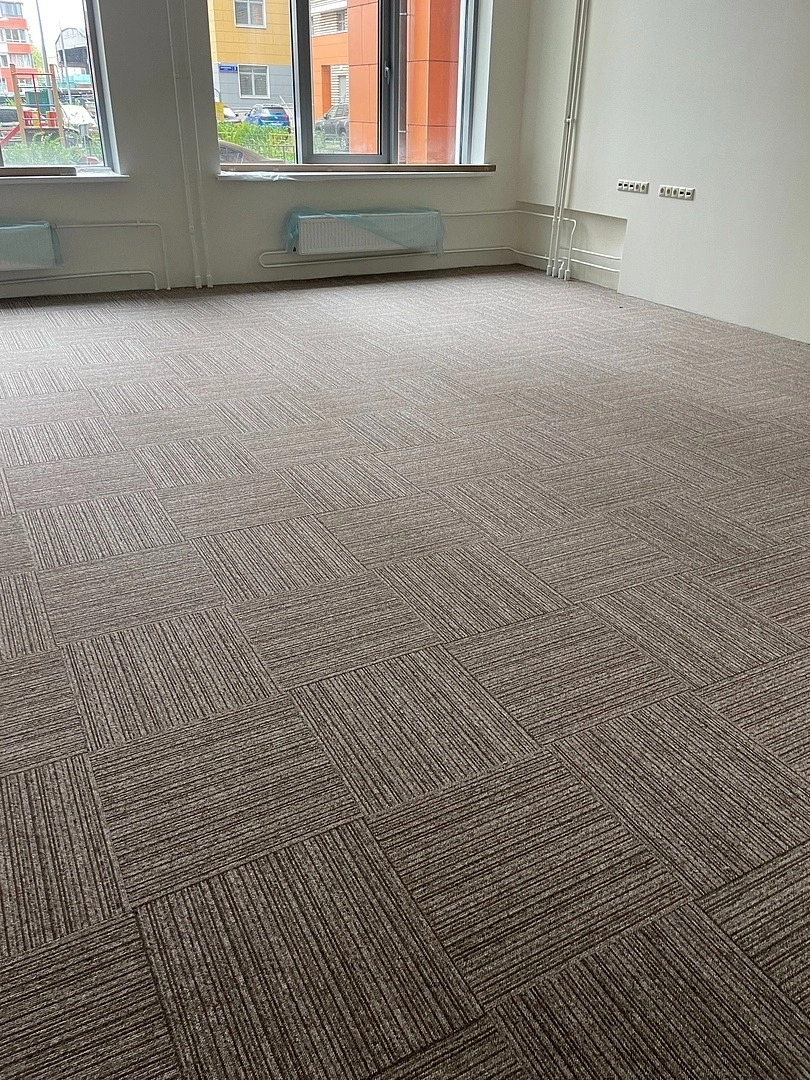 Укладка ковровой плитки в офисе IT-компании