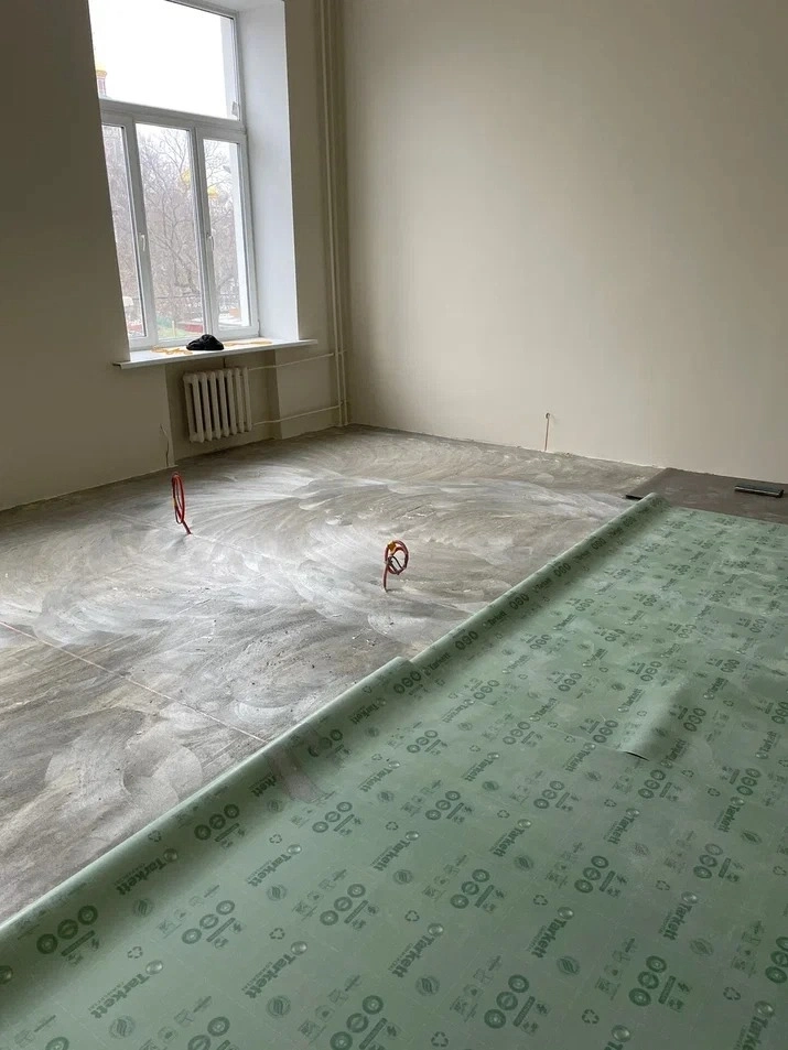 Укладка линолеума в офисе 