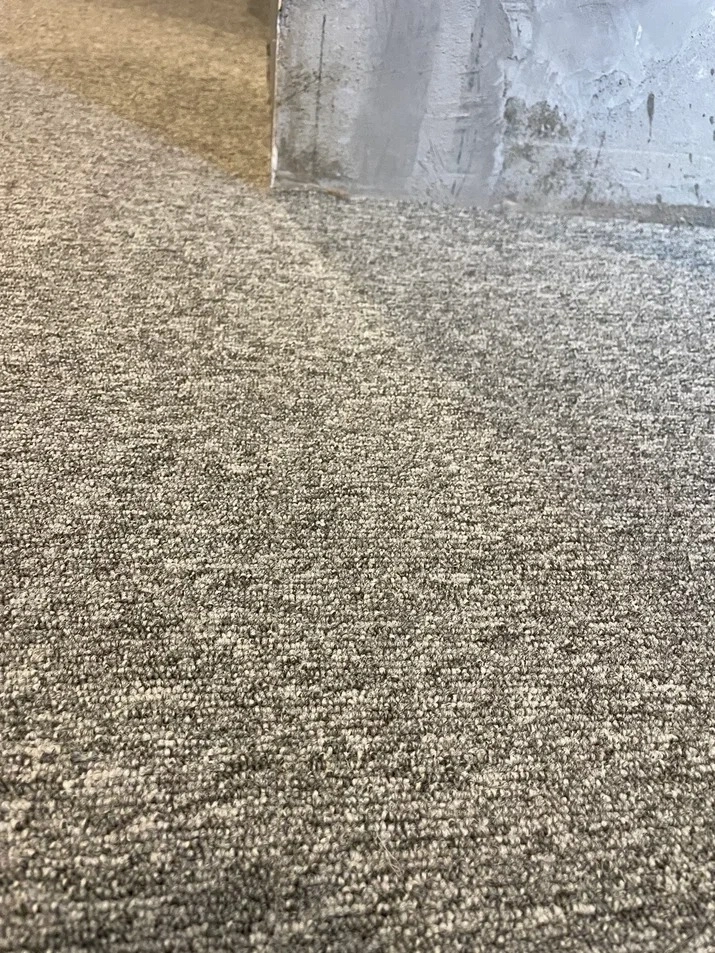 Укладка ковролина в домашнем кинозале коттеджа 3