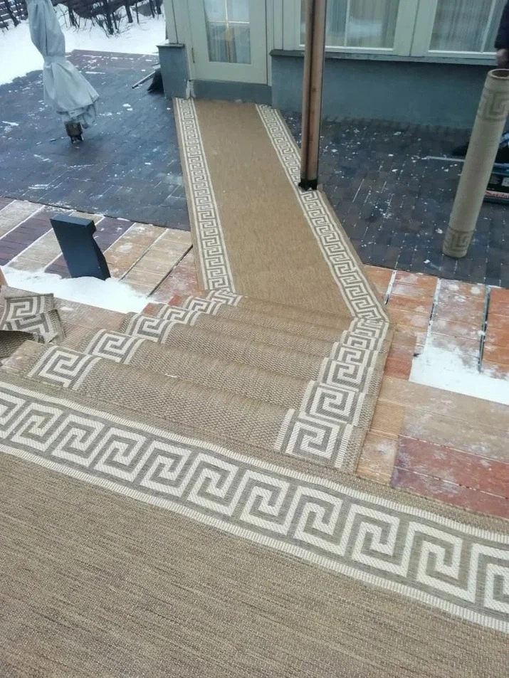 Укладка циновок в коттедже 