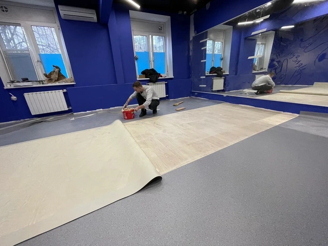 Укладка линолеума в школе танцев 4