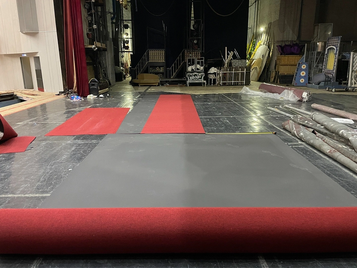 Укладка ковролина в Ивановском театре 27
