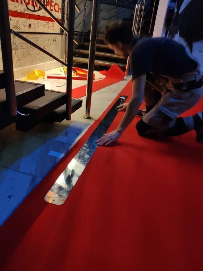 Укладка дорожки в Киноцентре 