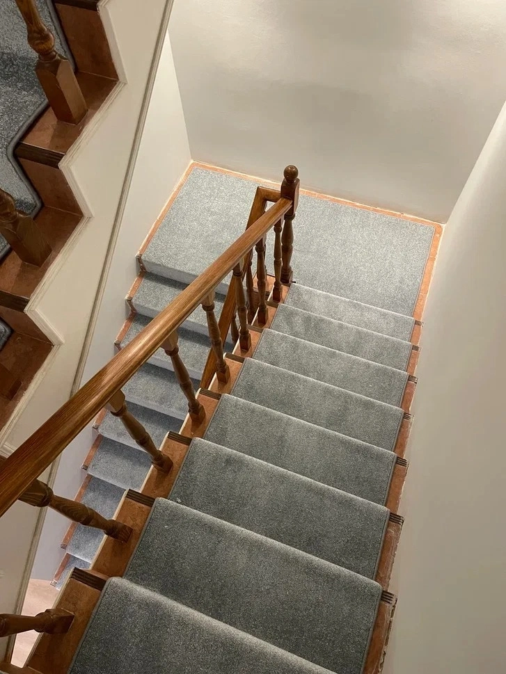 Оверлок и укладка ковролина в коттедже 17