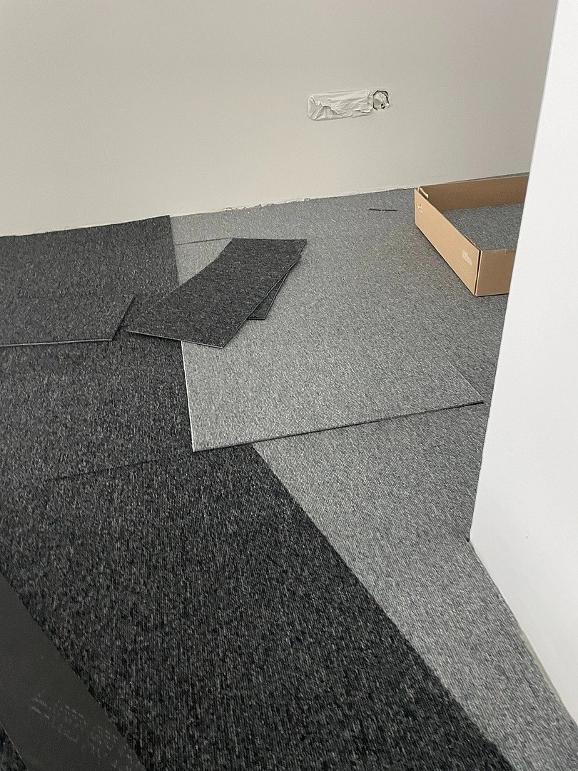 Укладка ковровой плитки в архитектурном бюро 27