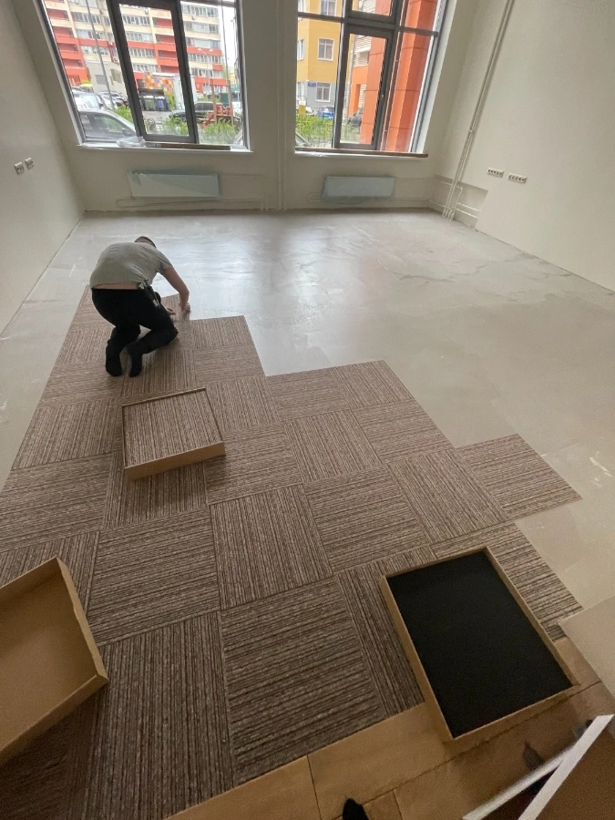 Укладка ковровой плитки на подготовленную поверхность