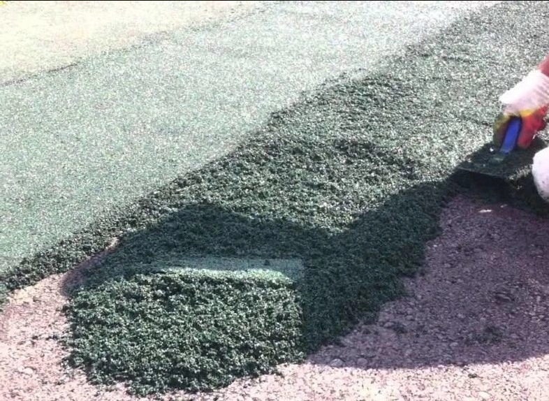 Укладка резиновой крошки на землю или грунт