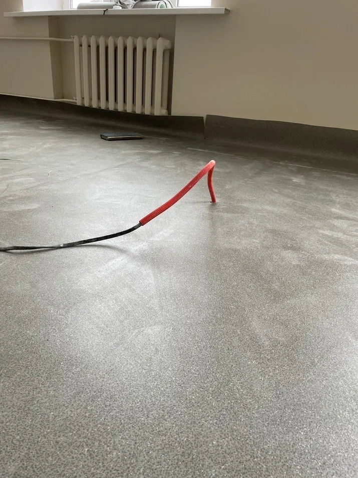 Укладка линолеума в офисе  9