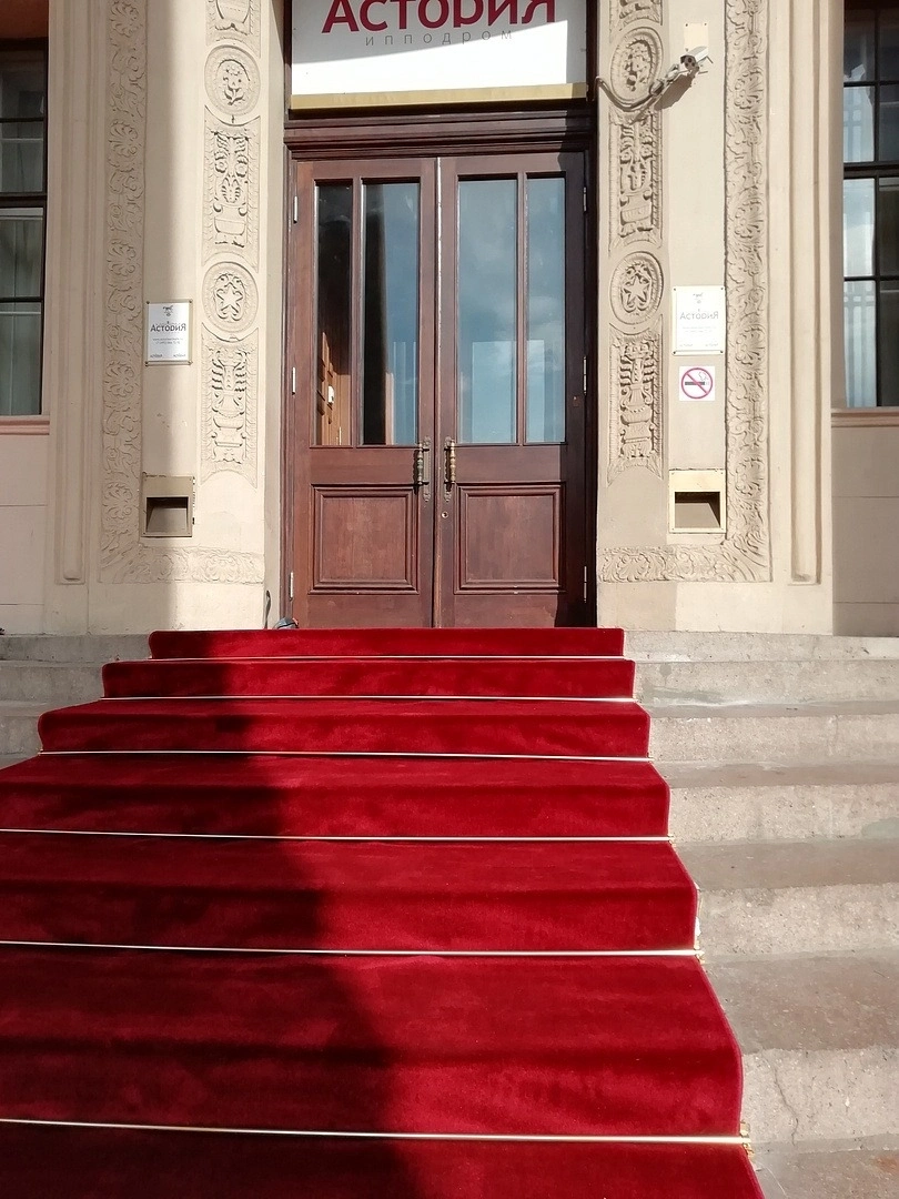 Укладка дорожки в ресторане Астория