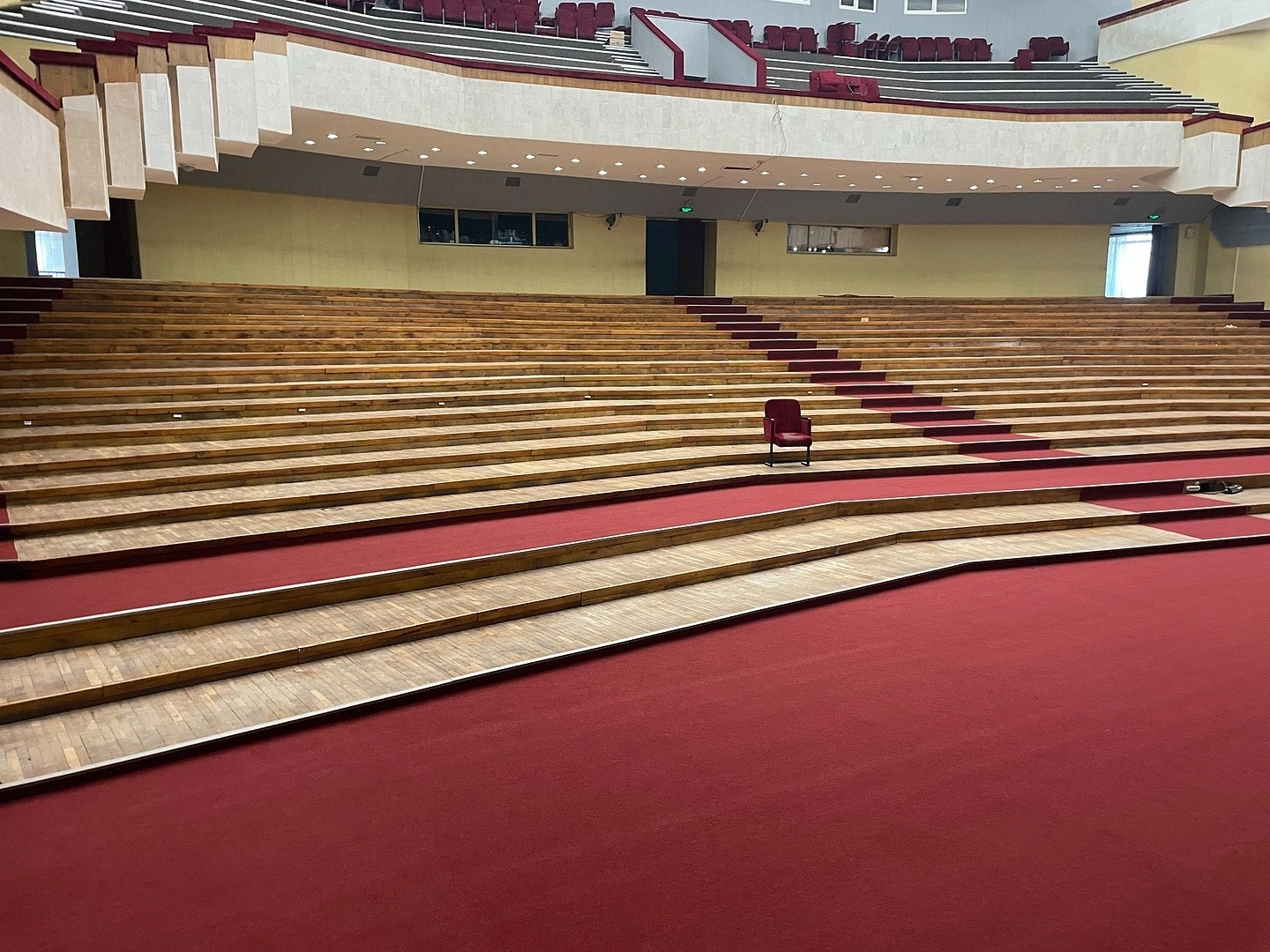 Укладка ковролина в Ивановском театре 34