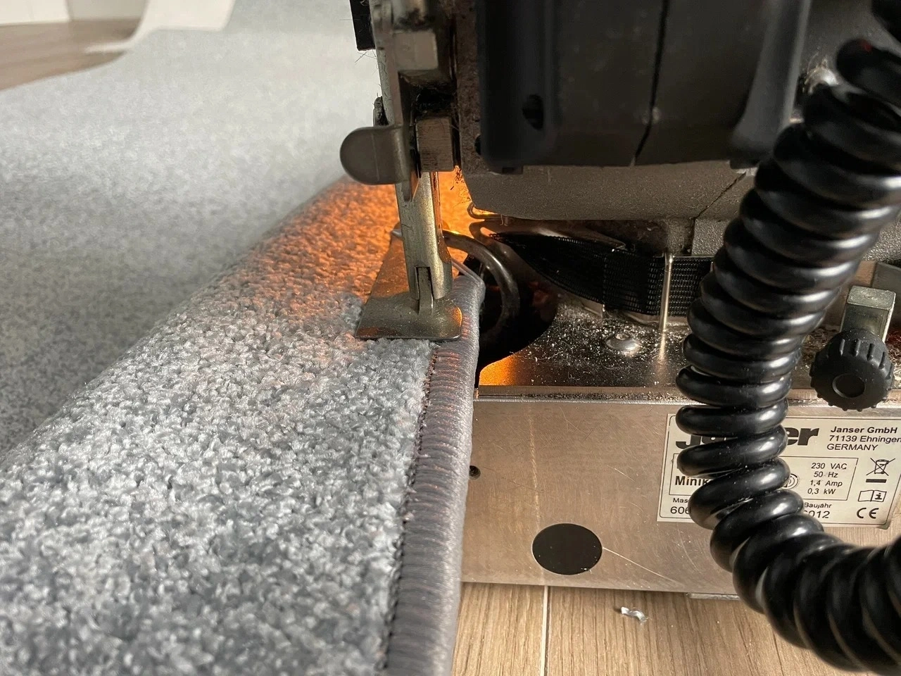 Оверлок и укладка ковролина в коттедже 3