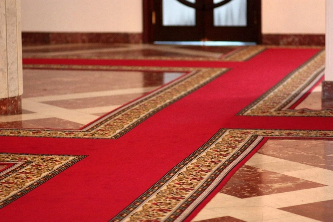 Укладка ковровой дорожки в несколько поворотов с сужением