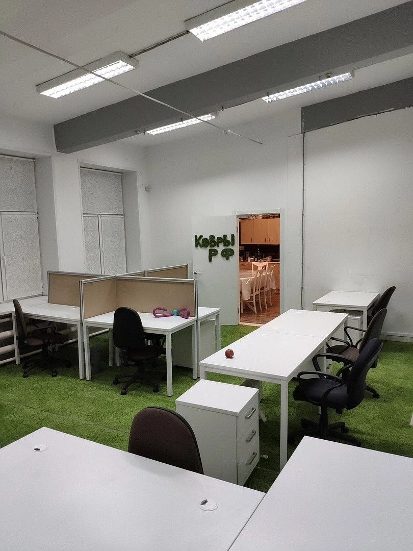 Укладка ковролина в офисе ковровой компании 4