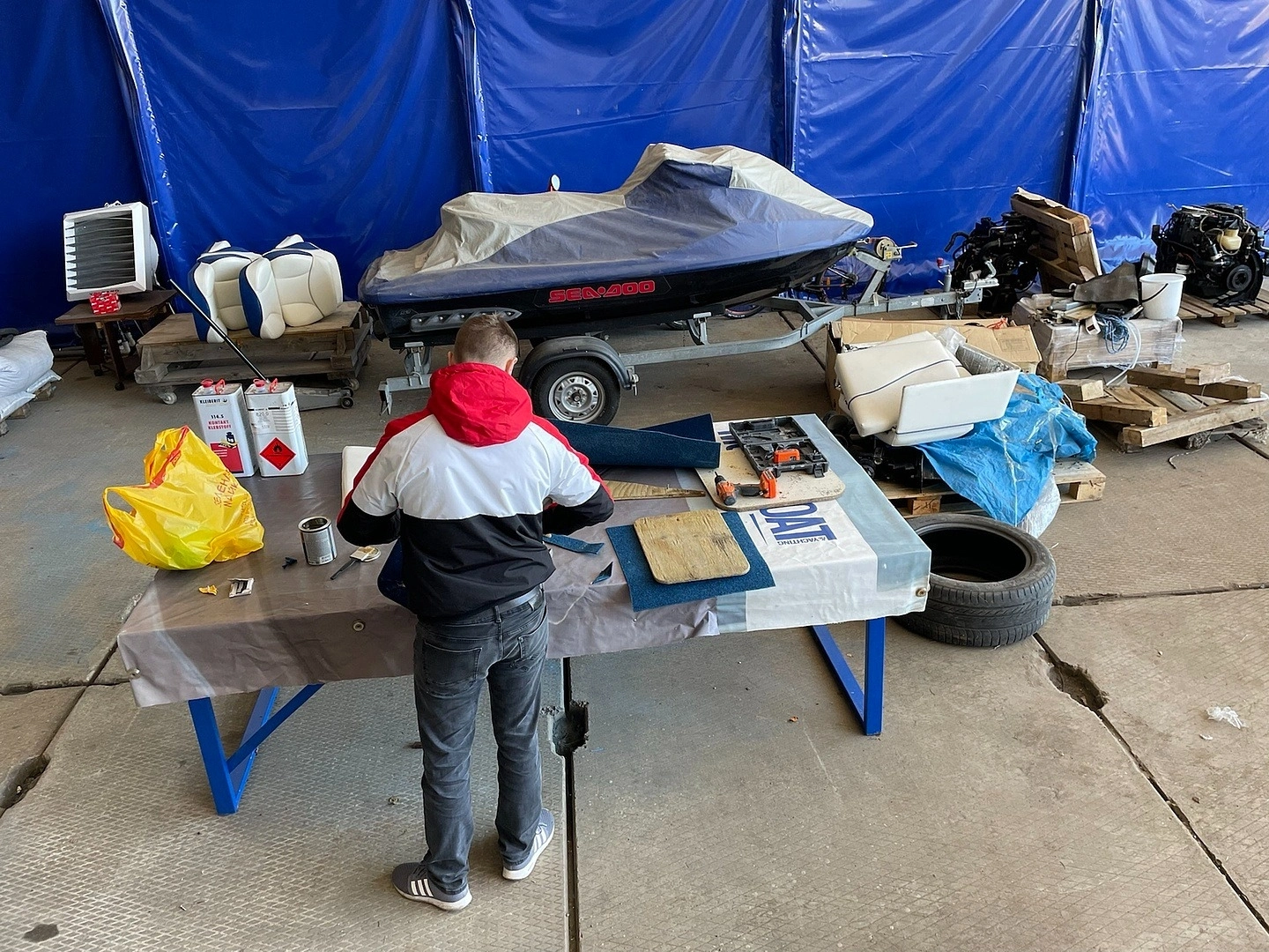 Укладка ковролина на катере 4