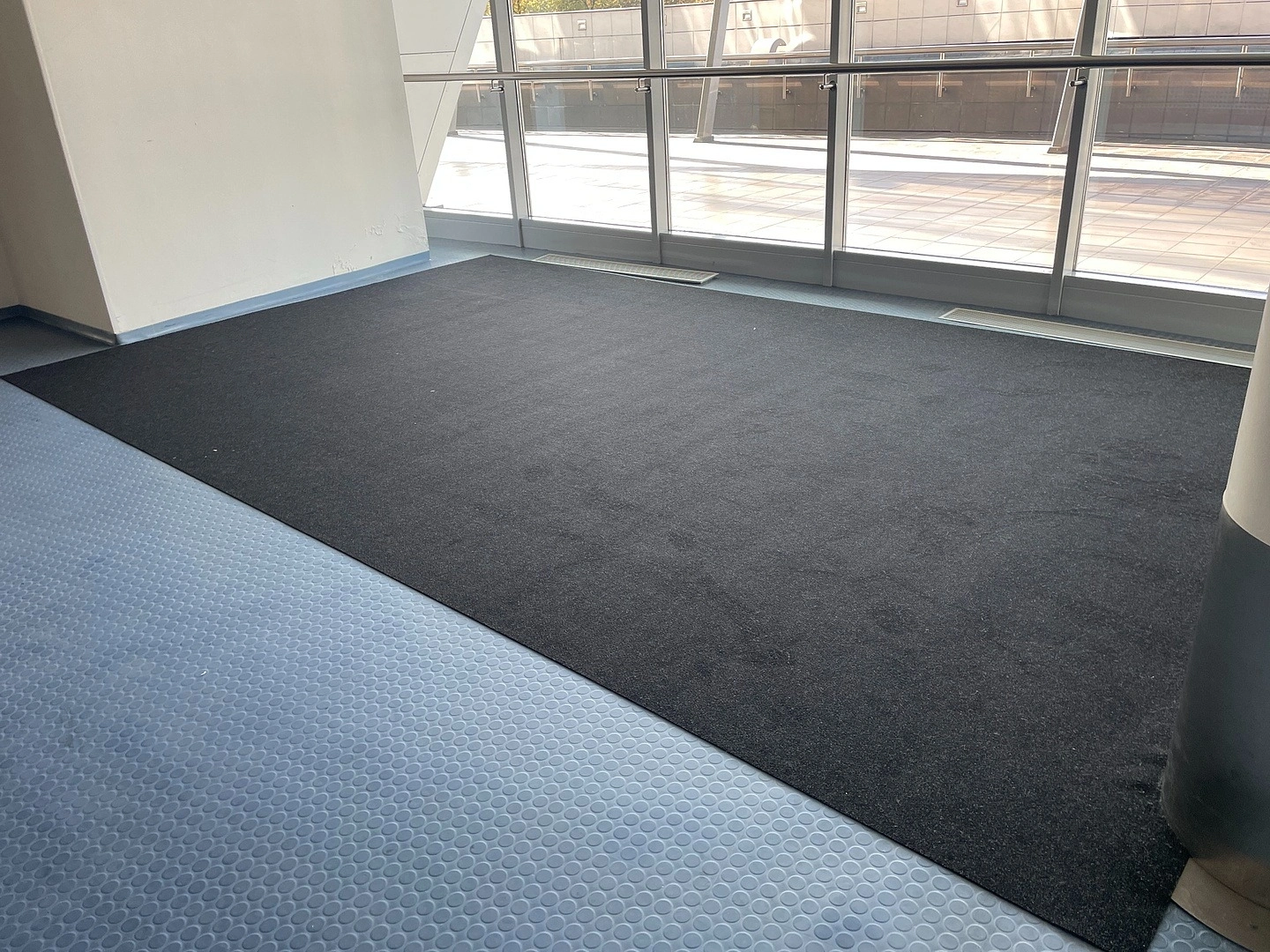 Укладка ковролина в спортивном комплексе