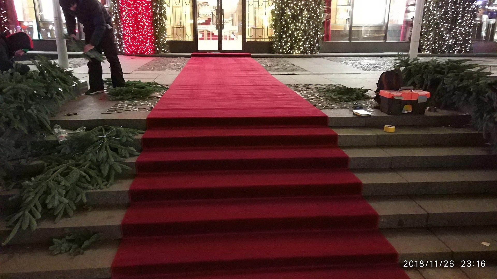 Укладка дорожки  у магазина Cartier 5