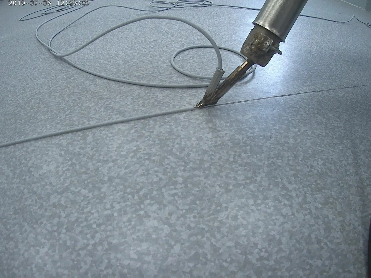 Укладка линолеума  в офисе интернет-магазина