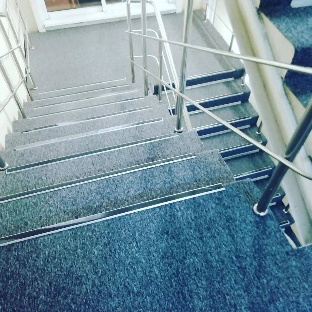 Укладка ковролина на складе ООО 