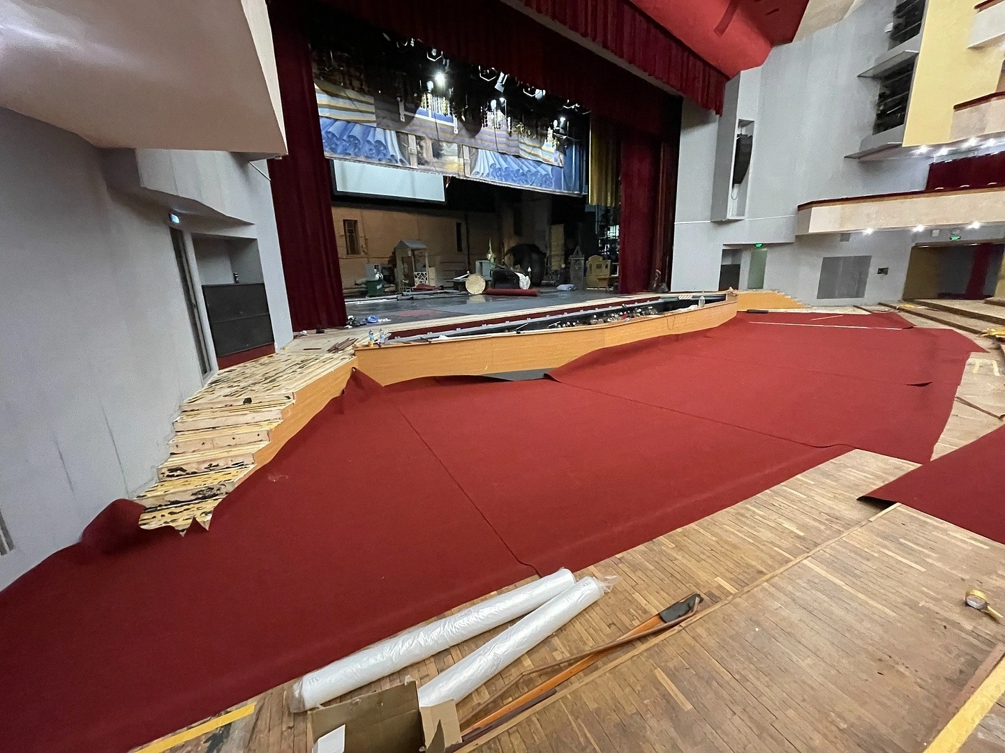 Укладка ковролина в Ивановском театре 28