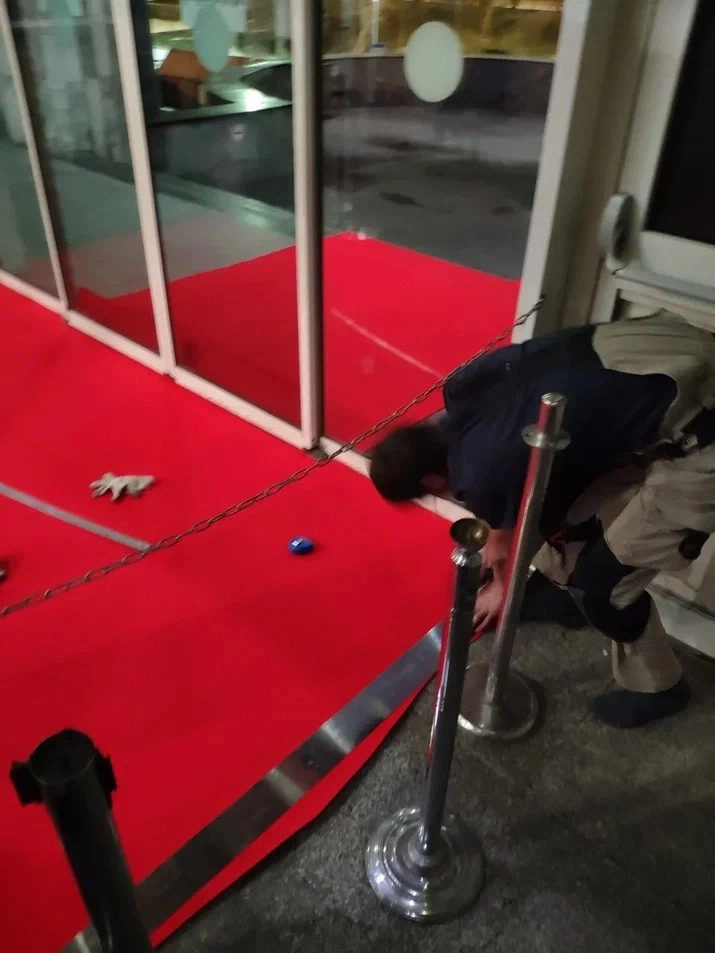 Укладка дорожки в Киноцентре 