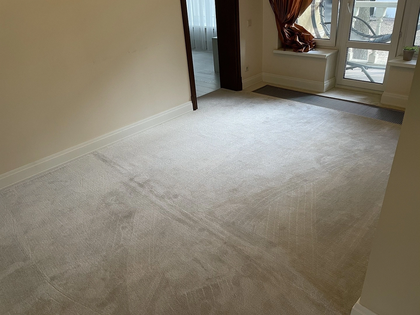 Укладка ковролина в коттедже 9