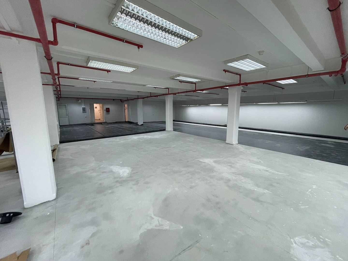 Укладка линолеума  в холодильнике меховых изделий 2