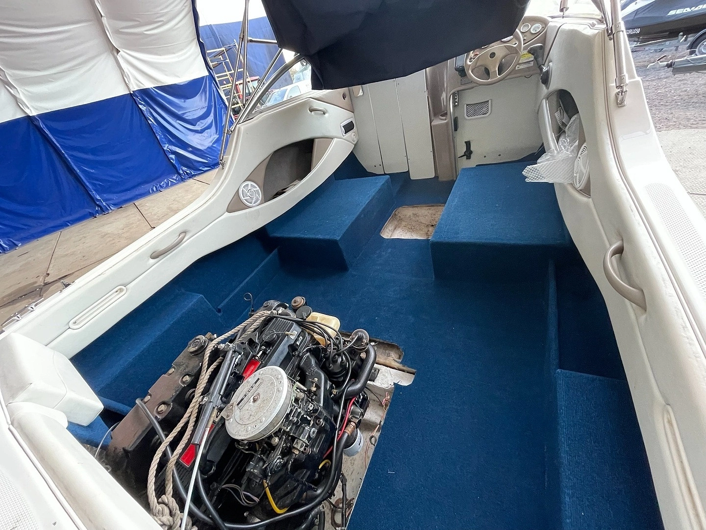 Укладка ковролина на катере 10