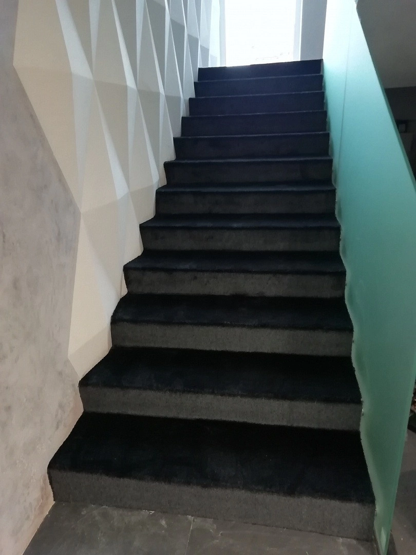 Укладка ковролина в коттедже 6