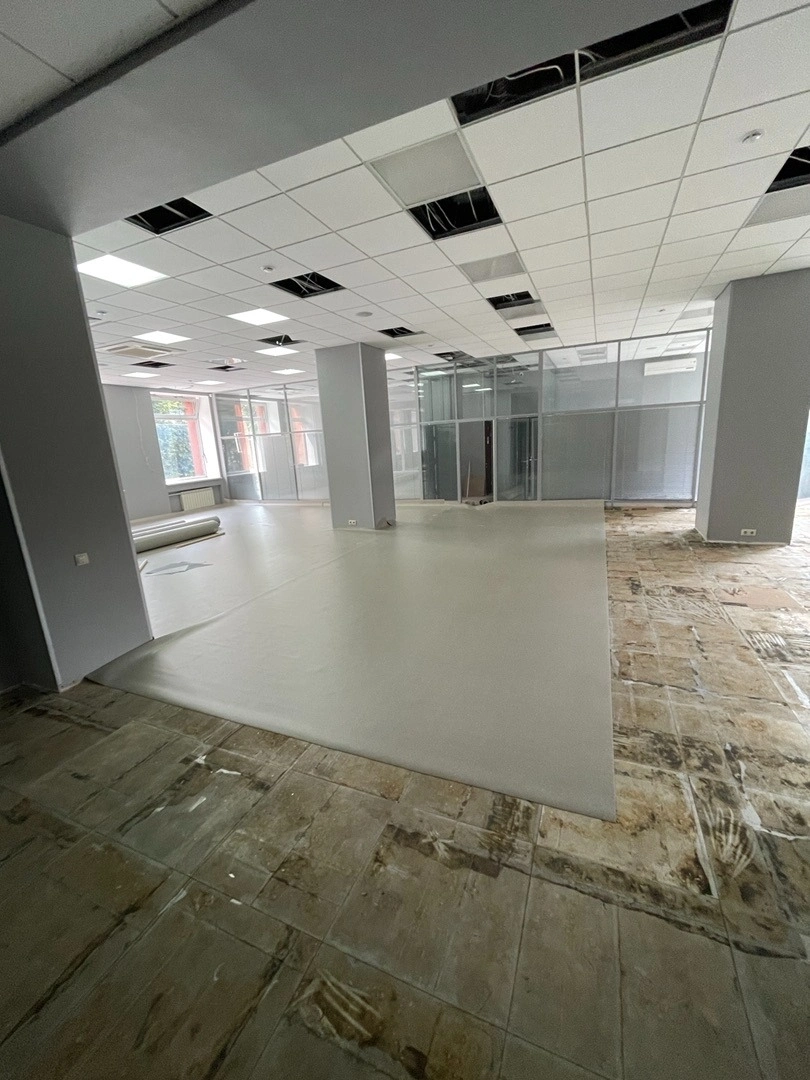 Укладка линолеума в магазине 6