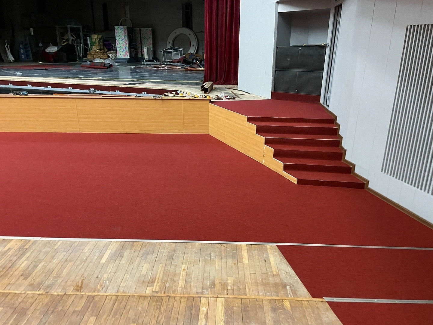 Укладка ковролина в Ивановском театре 32