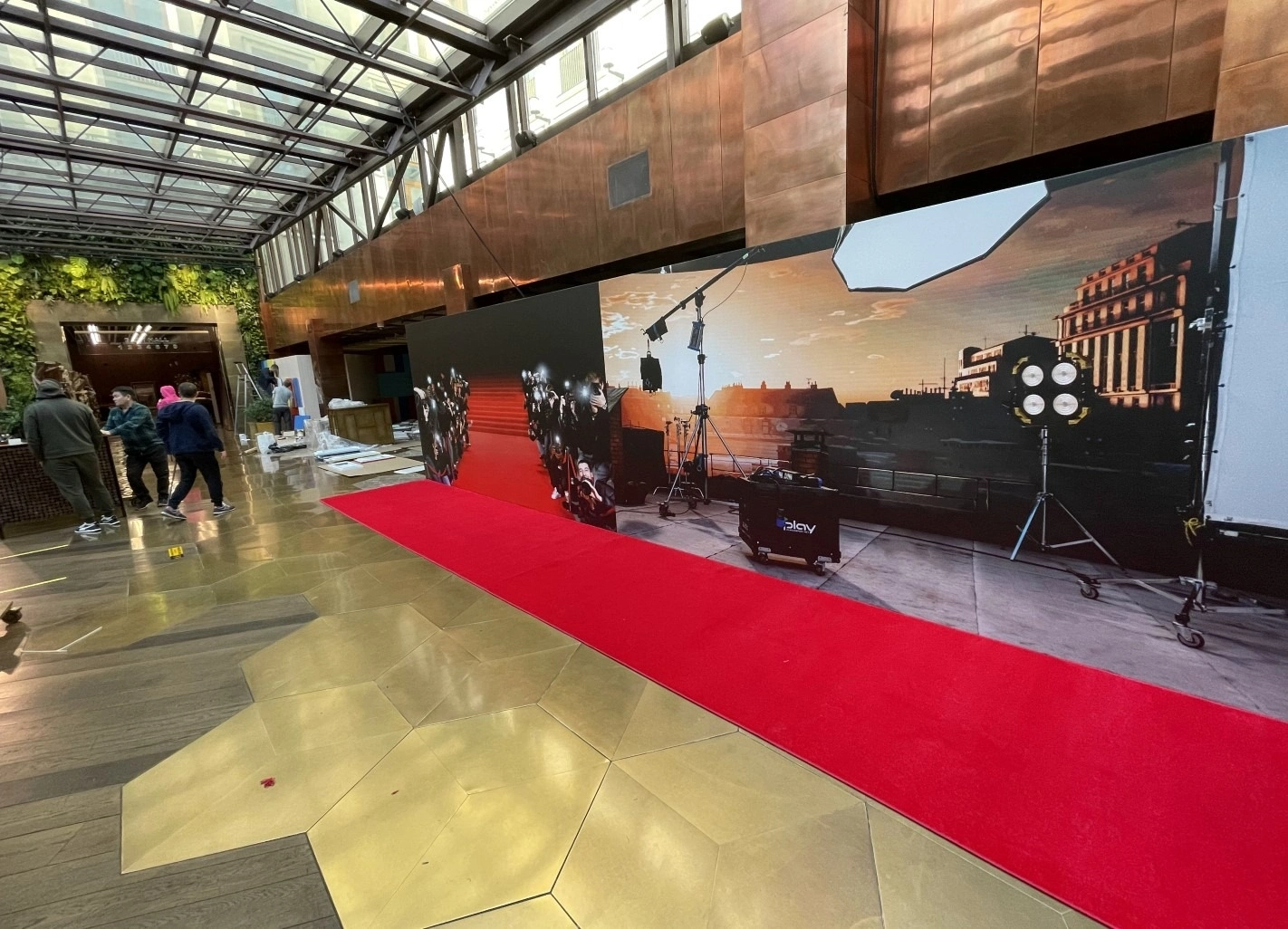 Укладка дорожки в кинотеатре 2