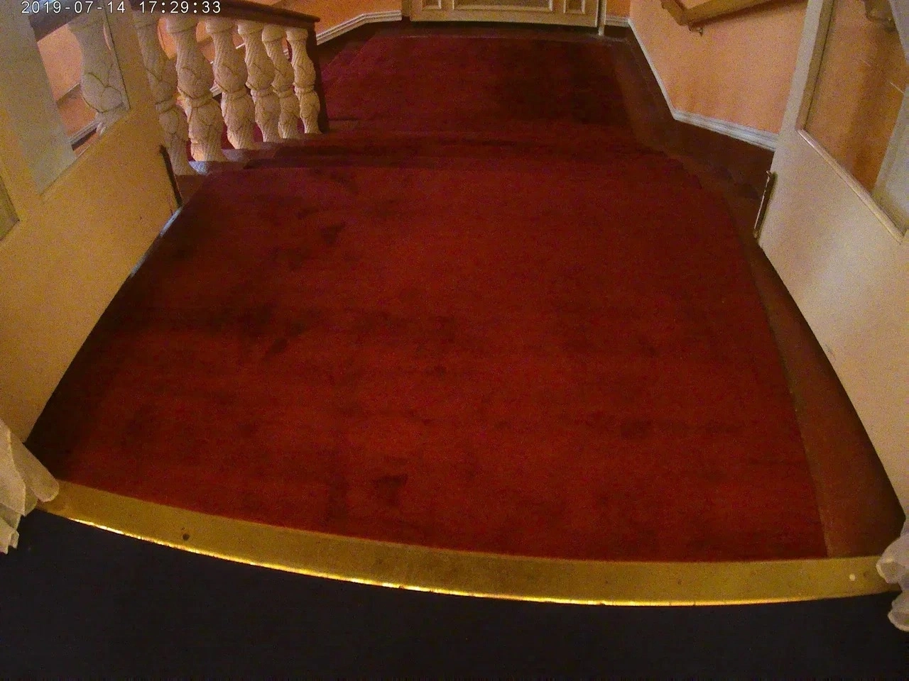 Укладка дорожки в ресторане 