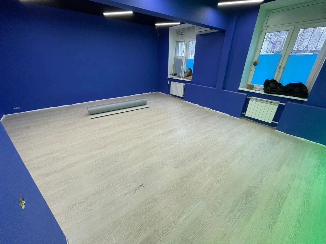 Укладка линолеума в школе танцев