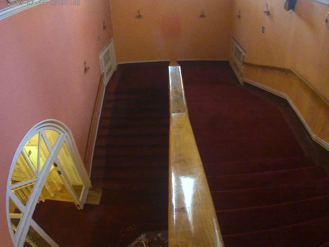 Укладка дорожки в ресторане 