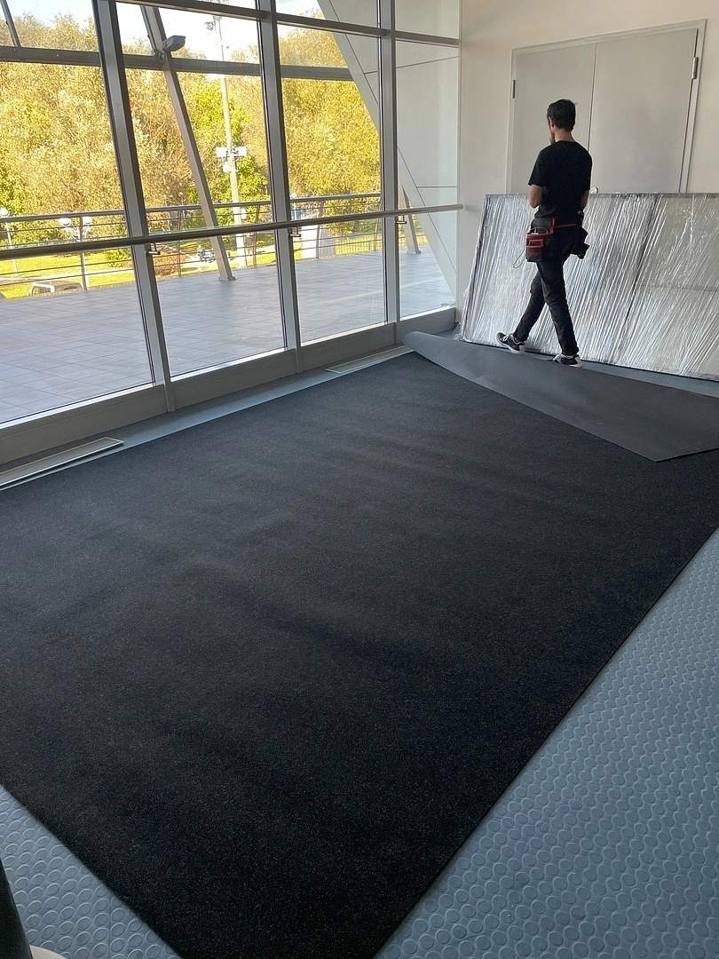 Укладка ковролина в спортивном комплексе