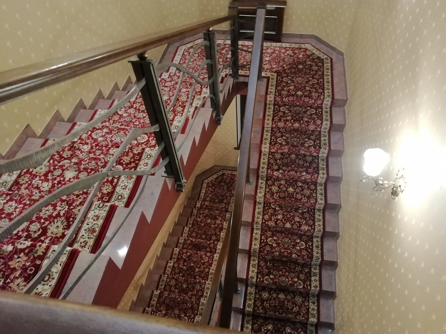 Укладка дорожки на лестницу 7