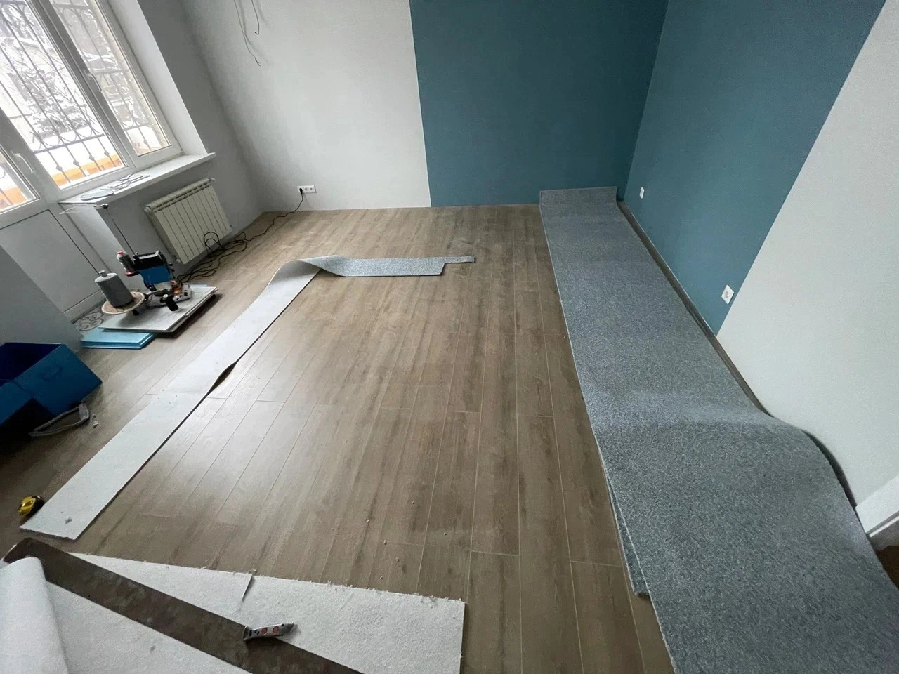 Оверлок и укладка ковролина в коттедже